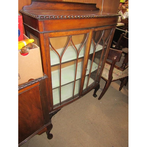 560 - 1930s OAK DISPLAY CABINET