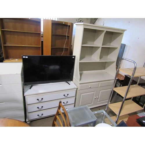 590 - CHEST OF DRAWERS AND DRESSER