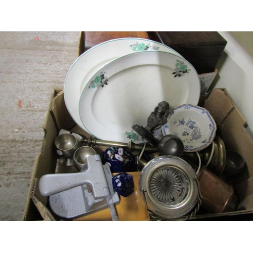 385 - BOX OF MIXED CERAMICS TO INCL MEAT PLATTERS, GLASSWARE, METALWARE ETC