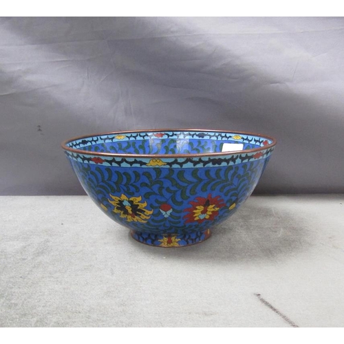 1571 - ORIENTAL CLOISONNE BOWL OF BLUE GROUND, DECORATED WITH LEAVES AND FLOWERS, 21cms DIA