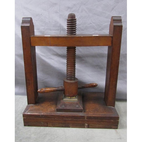 1582 - VICTORIAN WOODEN PRESS WITH A SCREW, PRESS 56cms W