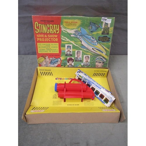 1319 - CHAD VALLEY STINGRAY GIVE A SHOW PROJECTOR IN ORIGINAL BOX WITH SLIDES