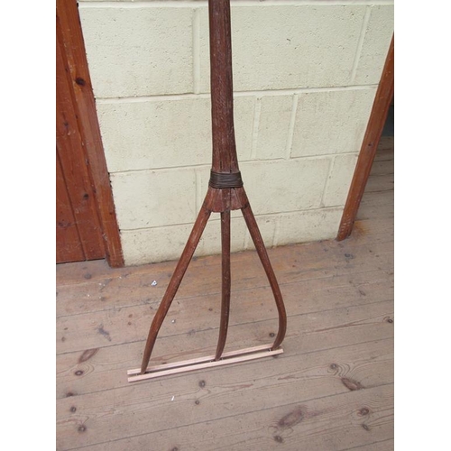 1386 - CONTINENTAL THREE PRONG HAY FORK WITH HANDLE 260cms L