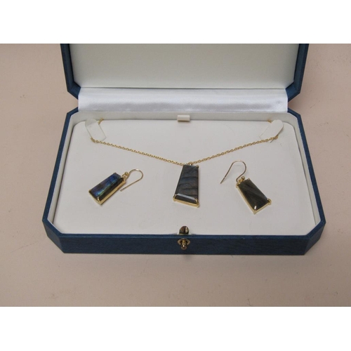 1523 - GILT METAL PENDANT NECKLACE AND MATCHING EARRINGS