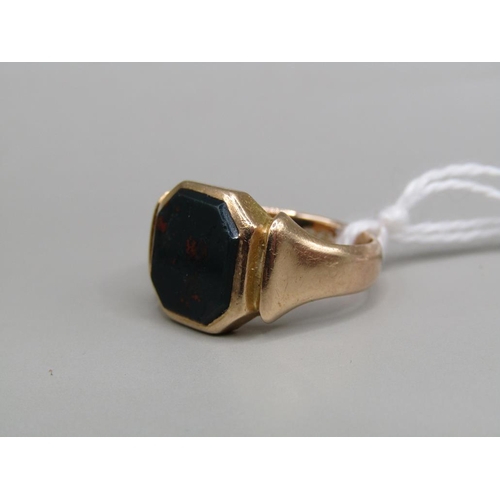 1541 - 15CT GOLD BLOOD STONE SET SIGNET RING, SIZE L 1/2