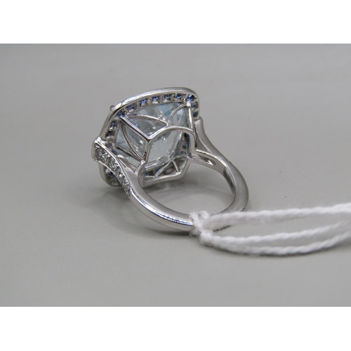 1552 - PLATINUM RING WITH DIAMOND SHOULDERS, SAPPHIRE HALO AND A LARGE CENTRAL STONE, SIZE J