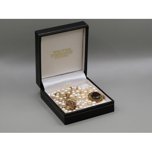 1571 - GOLD CLASP STRING OF PEARLS; GOLD PENDANT AND CHAIN; GOLD STONE SET PENDANT - 10g OF 9CT