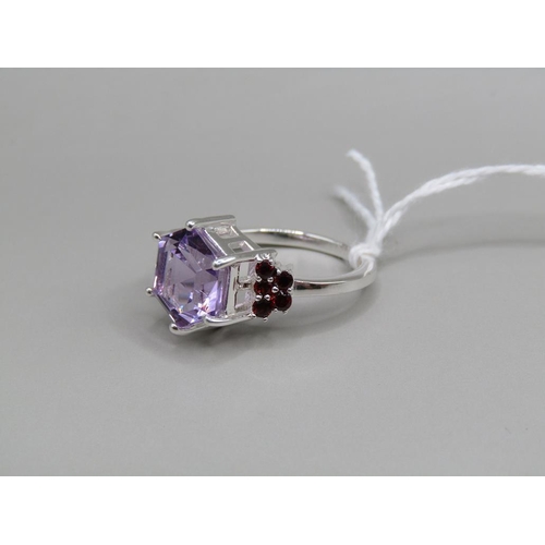 1582 - SILVER AMETHYST AND GARNET RING SIZE N