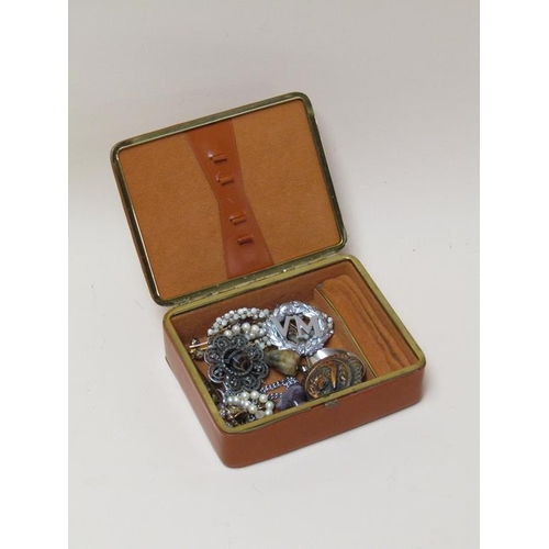 1624 - BOX OF BROOCHES, RINGS ETC