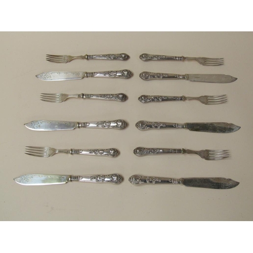 1686 - BOX OF SILVER HANDLED CUTLERY