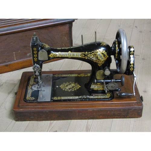 1305B - SEWING MACHINE IN CASE