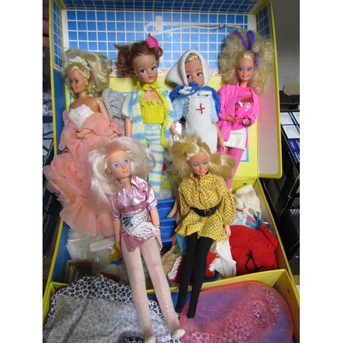 85 - CINDY TRAVELLING CASE AND DOLLS