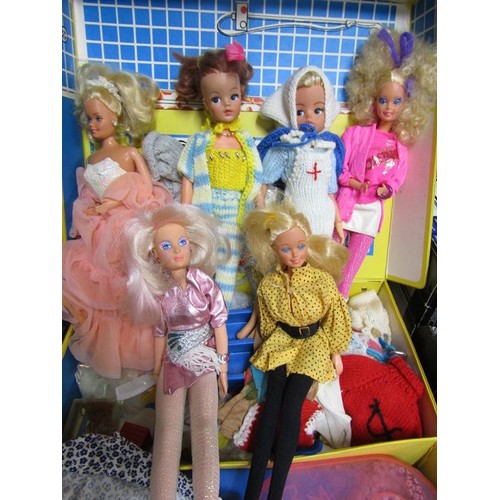 85 - CINDY TRAVELLING CASE AND DOLLS