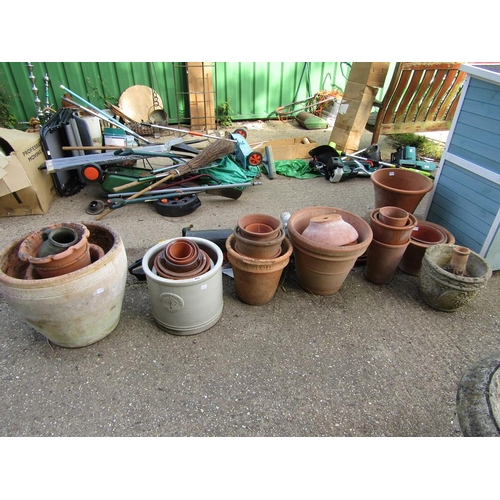 952 - LARGE COLLECTION OF TERACOTTA POTS