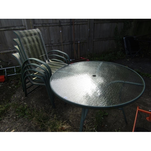 958 - GARDEN TABLE AND FOUR CHAIRS