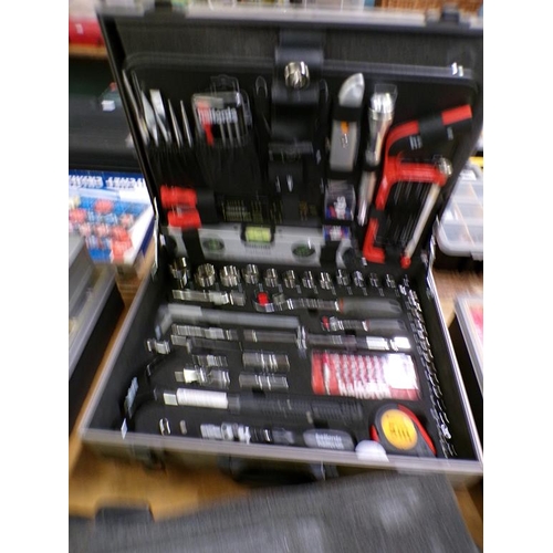 929 - HALFORDS TOOL SET