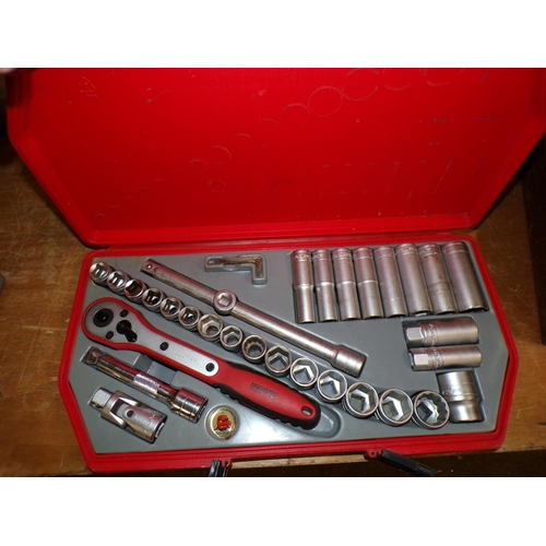 984 - SOCKET SET ETC.