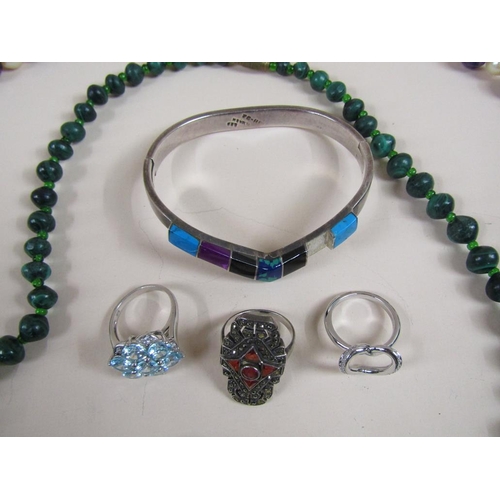 1424 - BOX OF COSTUME JEWELLERY TO INC. MALACHITE NECKLACE, THREE SILVER RINGS, BANGLE ETC.