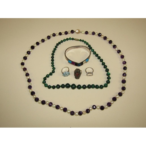 1424 - BOX OF COSTUME JEWELLERY TO INC. MALACHITE NECKLACE, THREE SILVER RINGS, BANGLE ETC.