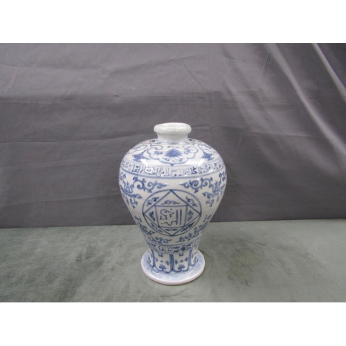 1676 - CHINESE BLUE AND WHITE VASE, 34cms H