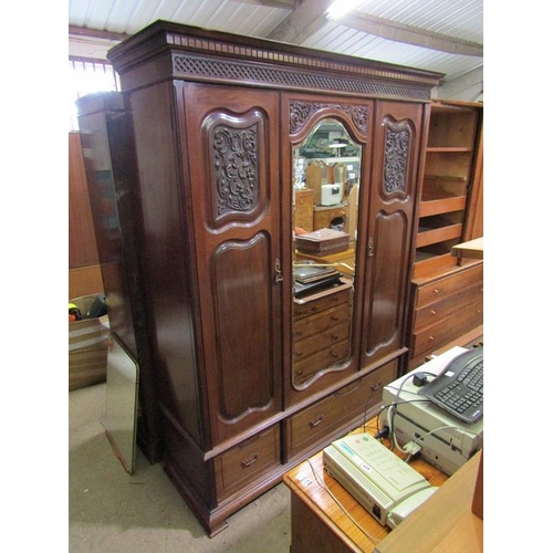 815 - VICTORIAN MAHOGANY WARDROBE