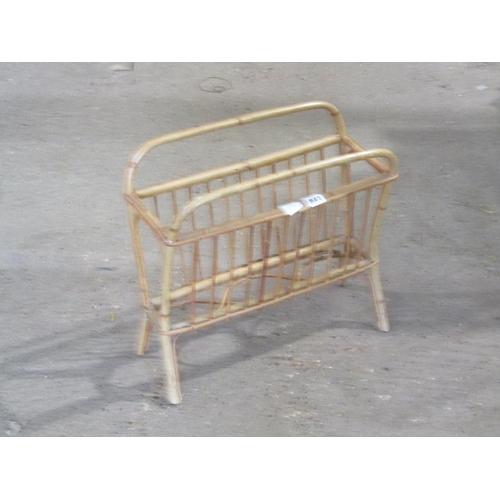 841 - MAGAZINE RACK