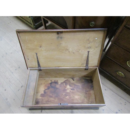 1922 - EARLY 19c ELM BOX WITH HINGED RISING COVER, HANDLE BOX, MOULDED BASE 84 x 32 cms