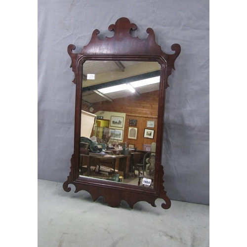 1924 - LATE 18/EARLY 19c WILLIAM AND MARY STYLE WALNUT WALL MIRROR 80 x 48 cms