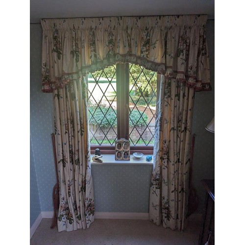 559 - QTY OF CURTAINS