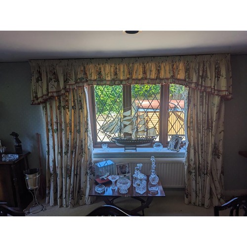 559 - QTY OF CURTAINS