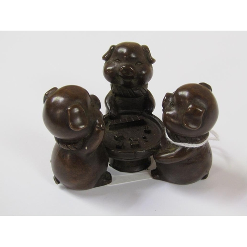 1526 - BRONZE THREE LITTLE PIGS ROUND CARD TABLE