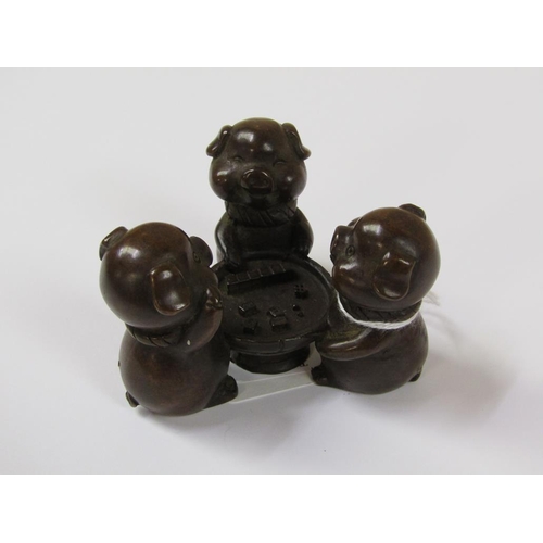 1526 - BRONZE THREE LITTLE PIGS ROUND CARD TABLE