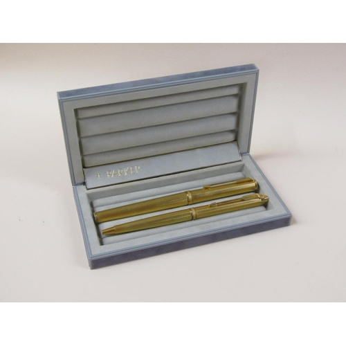 1533 - BOXED PARKER GOLD PLATED FOUNTAIN PEN WITH 18ct NIB AND A PARKER GOLD PLATED BALL POINT PEN