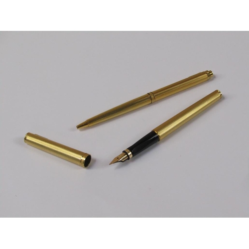 1533 - BOXED PARKER GOLD PLATED FOUNTAIN PEN WITH 18ct NIB AND A PARKER GOLD PLATED BALL POINT PEN