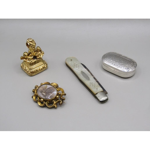 1634 - GILT METAL FOB MEMORIAM BROOCH, SILVER VINAIGRETTE AND SILVER MOTHER OF PEARL PEN KNIFE