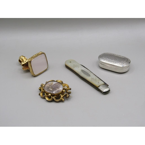 1634 - GILT METAL FOB MEMORIAM BROOCH, SILVER VINAIGRETTE AND SILVER MOTHER OF PEARL PEN KNIFE