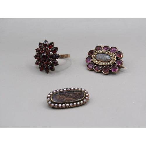 1635 - GOLD MEMORIAM RING AND TWO BROOCHES