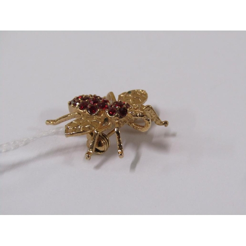 1672 - 9ct  GARNET BEE BROOCH