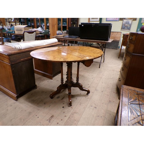 1958 - VICTORIAN FIGURED WALNUT TWIN FLAP OVAL PEDESTAL TABLE 86 x 70 cms