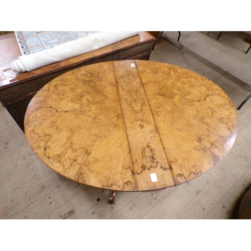 1958 - VICTORIAN FIGURED WALNUT TWIN FLAP OVAL PEDESTAL TABLE 86 x 70 cms