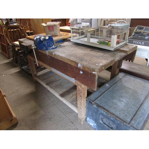 572 - WORK BENCH WITH VICE