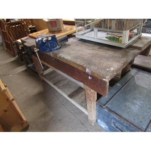 572 - WORK BENCH WITH VICE