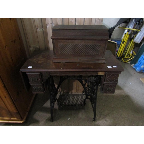 582 - SINGER TREADLE SEWING MACHINE