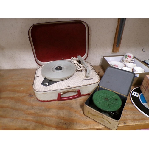 73 - VINTAGE PORTABLE RECORD PLAYER; PIGMYPHONE