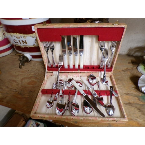 95 - SET OF CUTLERY