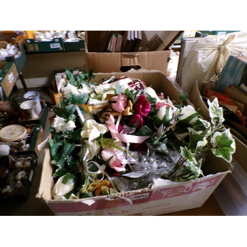 549B - BOX OF IMITATION FLOWERS