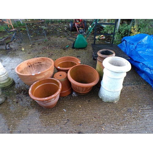 952 - GARDEN POTS AND TWO CHIMNEYS