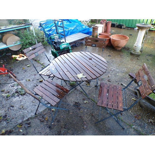 961 - GARDEN TABLE AND FOUR CHAIRS