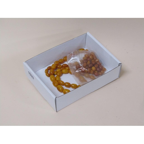 1533 - STRAND OF GRADUATED AMBER BEADS AND A BAG OF LOOSE BEADS - NECKLACE 81g