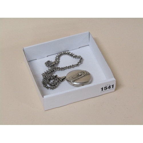 1541 - SILVER PENDANT LOCKET ON A SILVER NECKLET